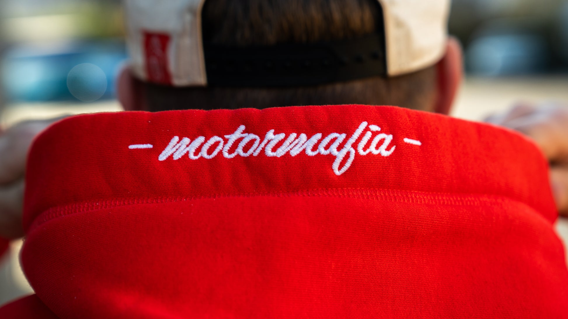 Weißer Stick auf Kapuze